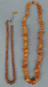 2 Bersteinketten. Bis circa 70 cm lang. 2 amber necklaces. Up to about 70 cm long.