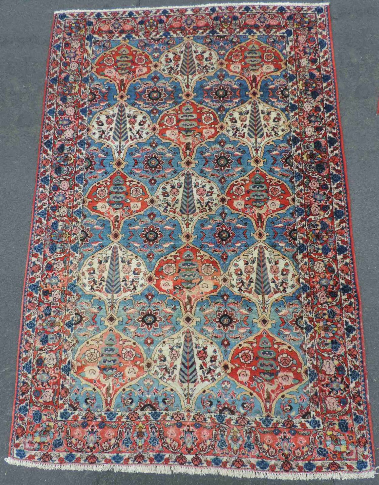 Bachtiar Felderteppich. Iran. Alt um 1940. 218 cm x 144 cm. Handgeknüpft. Wolle auf Baumwolle.