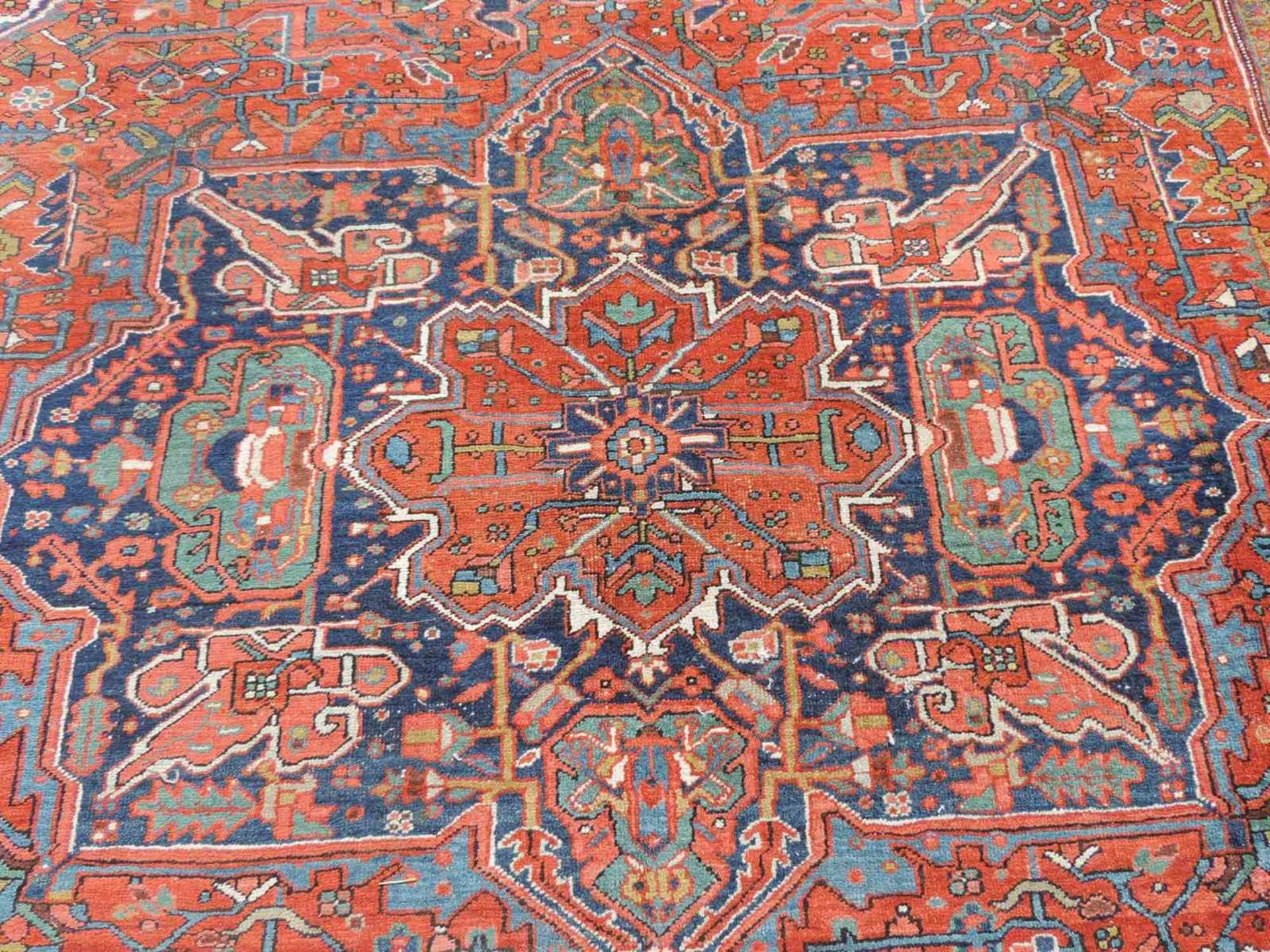Heriz, Dorfteppich. Iran. Alt, um 1925. 347 cm x 276 cm. Handgeknüpft in Persien. Wolle auf - Bild 4 aus 7