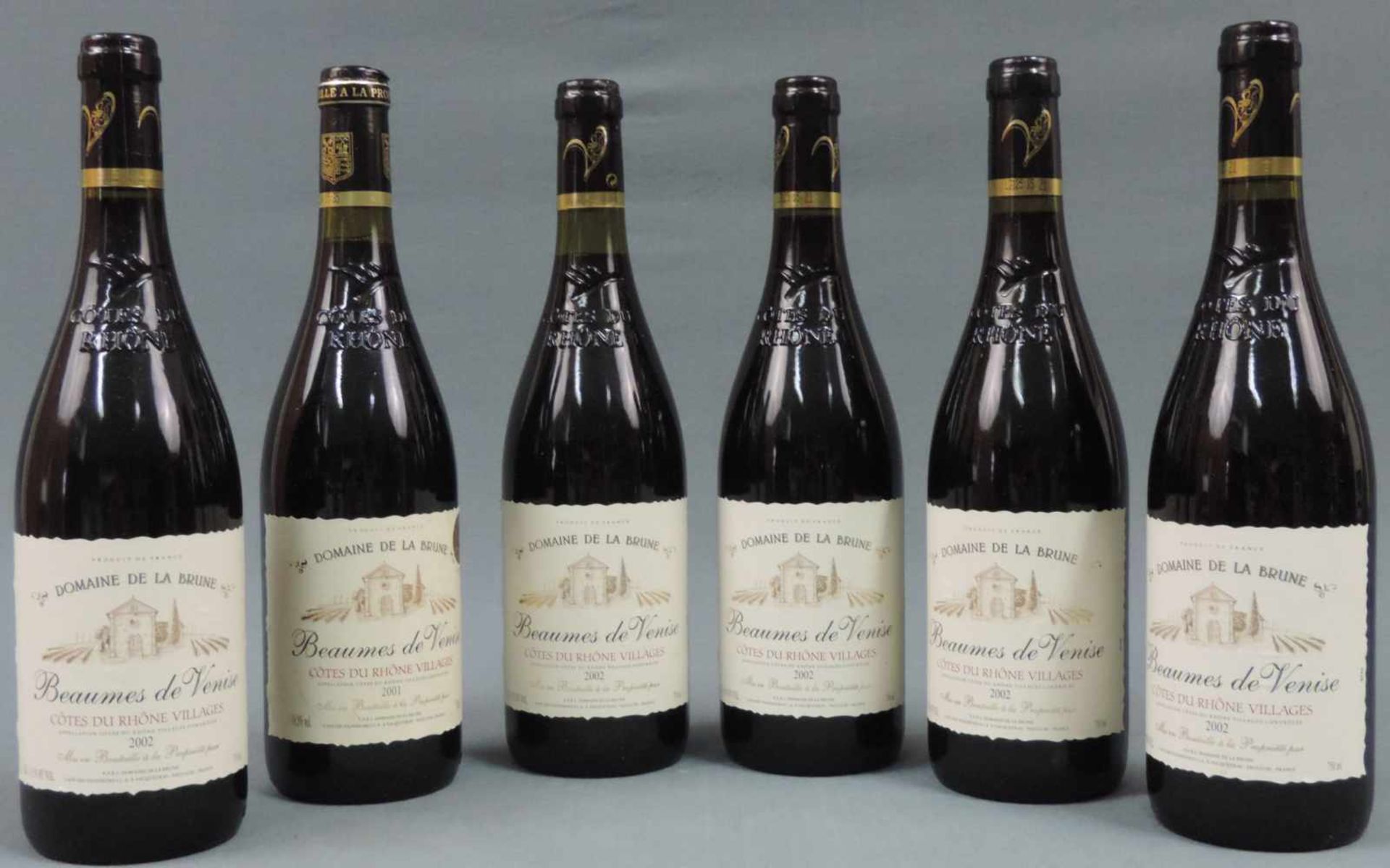 2001 und 2002 (5x) Domaine de la Brune, Beaumes de Venise. Insgesamt 6 ganze Flaschen 750 ml.