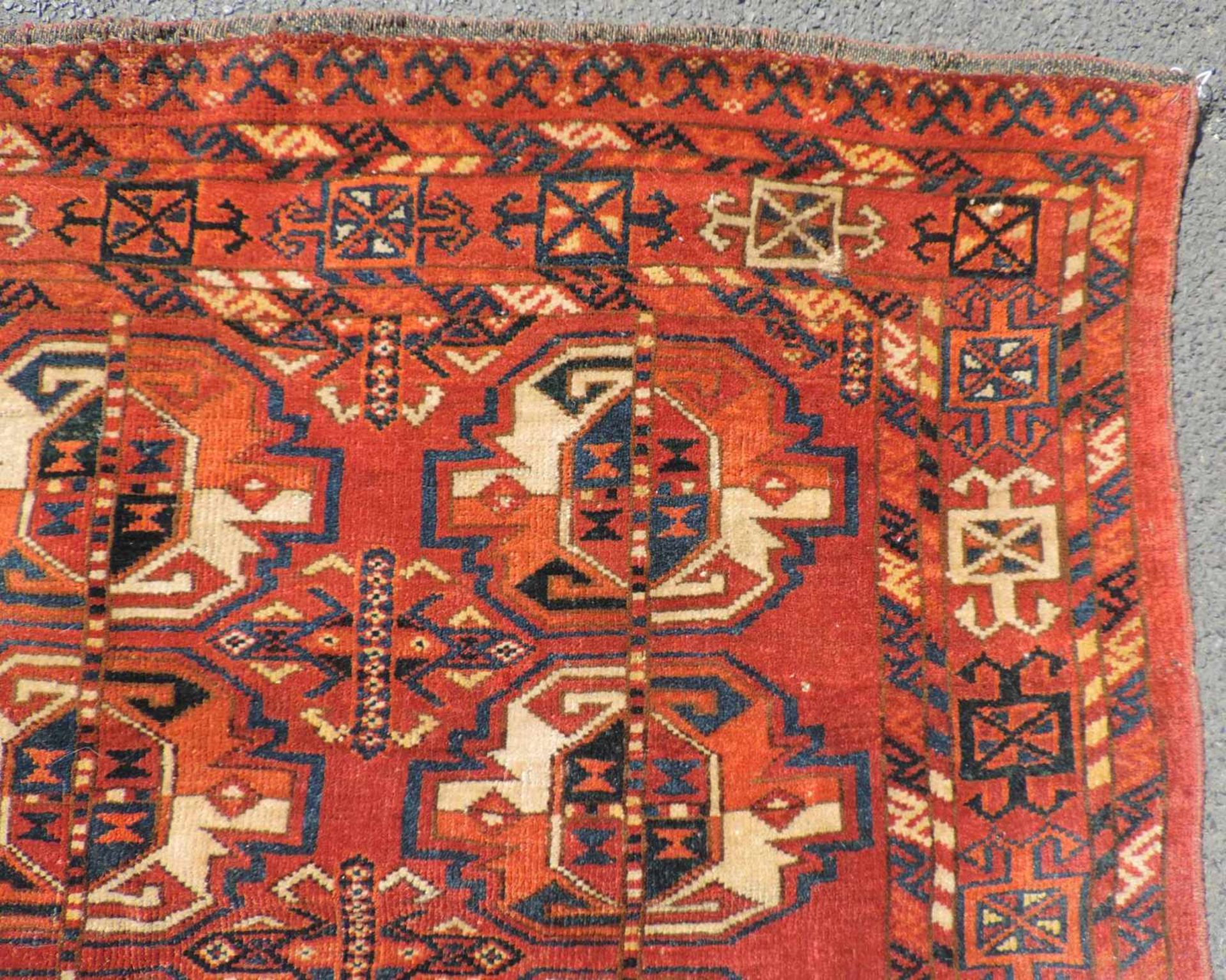 Ersari Behang Stammesteppich. Turkmenistan. Antik, Mitte 19. Jahrhundert. 102 cm x 125 cm. - Bild 4 aus 8