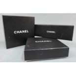 3 Chanel Schachteln. Je circa 4,5 cm hoch. Zwei 17 cm x 17 cm und eine 22,5 cm x 7,5 cm. Für