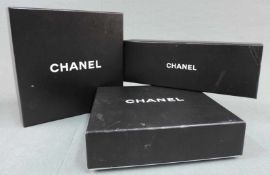 3 Chanel Schachteln. Je circa 4,5 cm hoch. Zwei 17 cm x 17 cm und eine 22,5 cm x 7,5 cm. Für