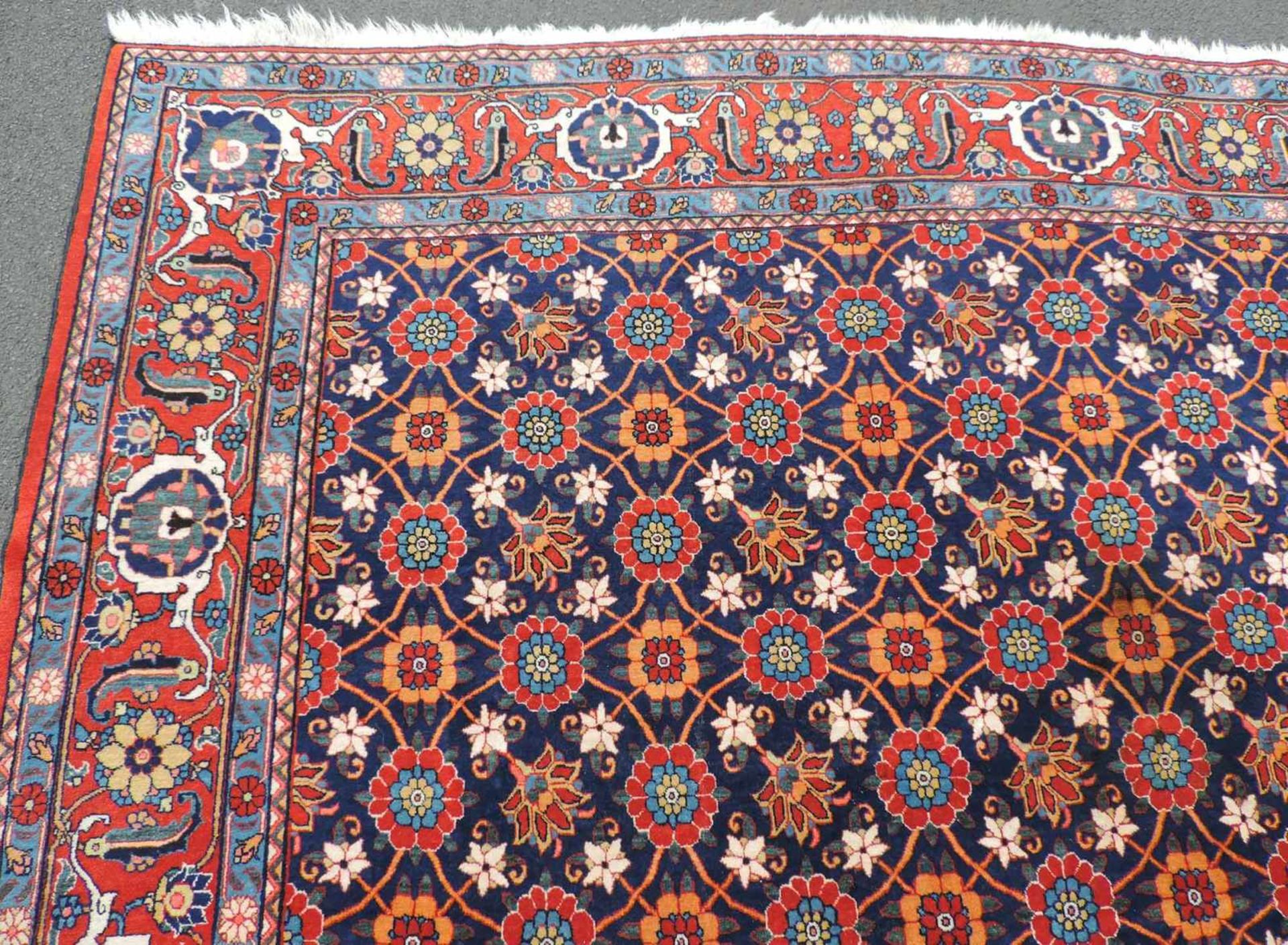 Weramin Manfakturteppich. Iran, alt, um 1940. 308 cm x 210 cm. Handgeknüpft. Wolle auf Baumwolle. - Bild 6 aus 7