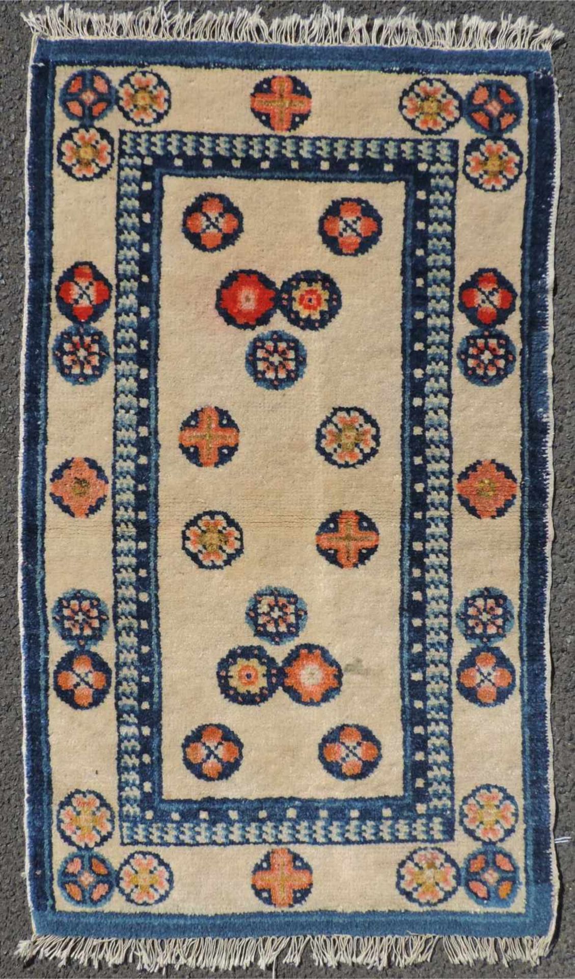 Pau Tou Meditationsteppich. China, antik, um 1900. 87 cm x 50 cm. Handgeknüpft, Wolle auf Baumwolle.