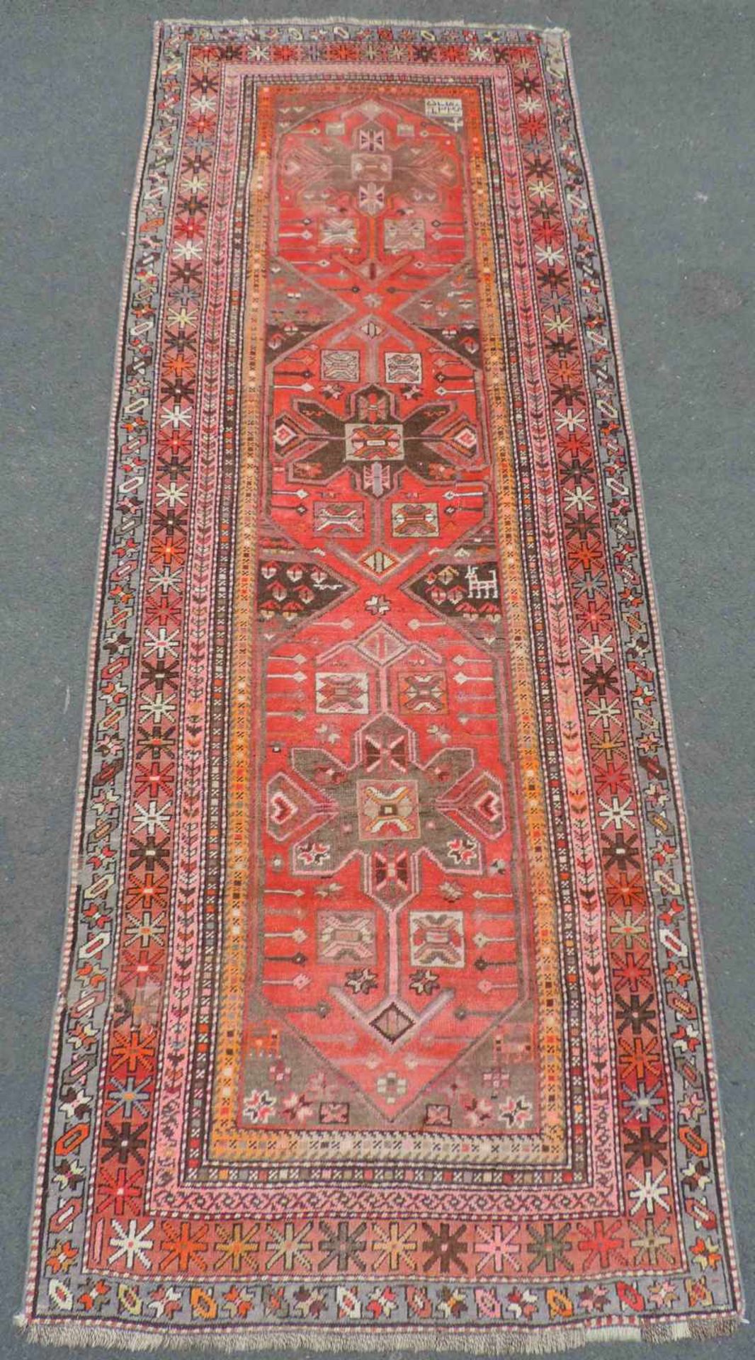 Karabagh Kaukasus Dorfteppich, alt, datiert 1349 (1921). 275 cm x 105 cm. Handgeknüpft. Wolle auf
