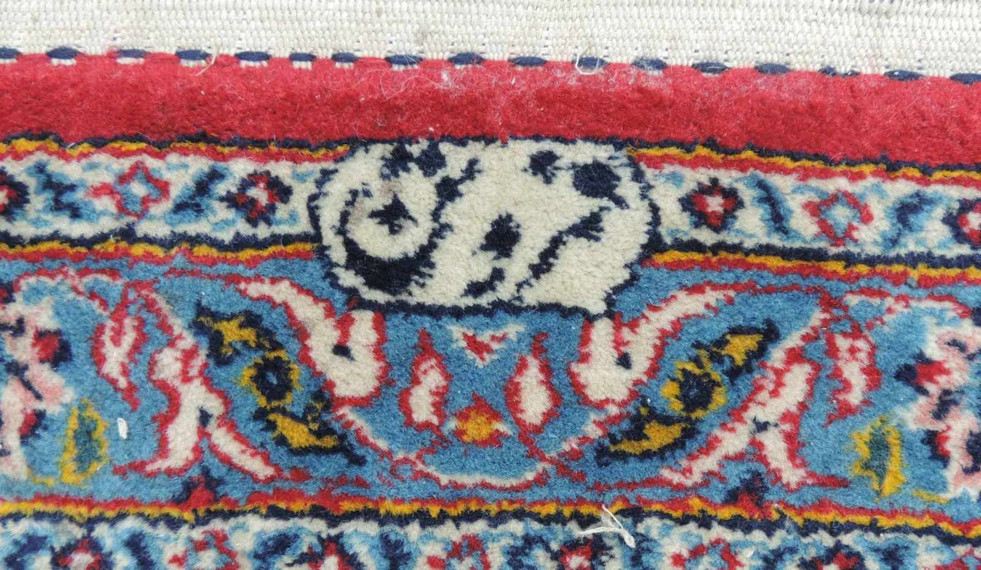 Keschan, Meisterteppich. Signiert. Korkwolle mit Seide. Sehr feine Knüpfung. Iran. 348 cm x 243 - Bild 9 aus 9