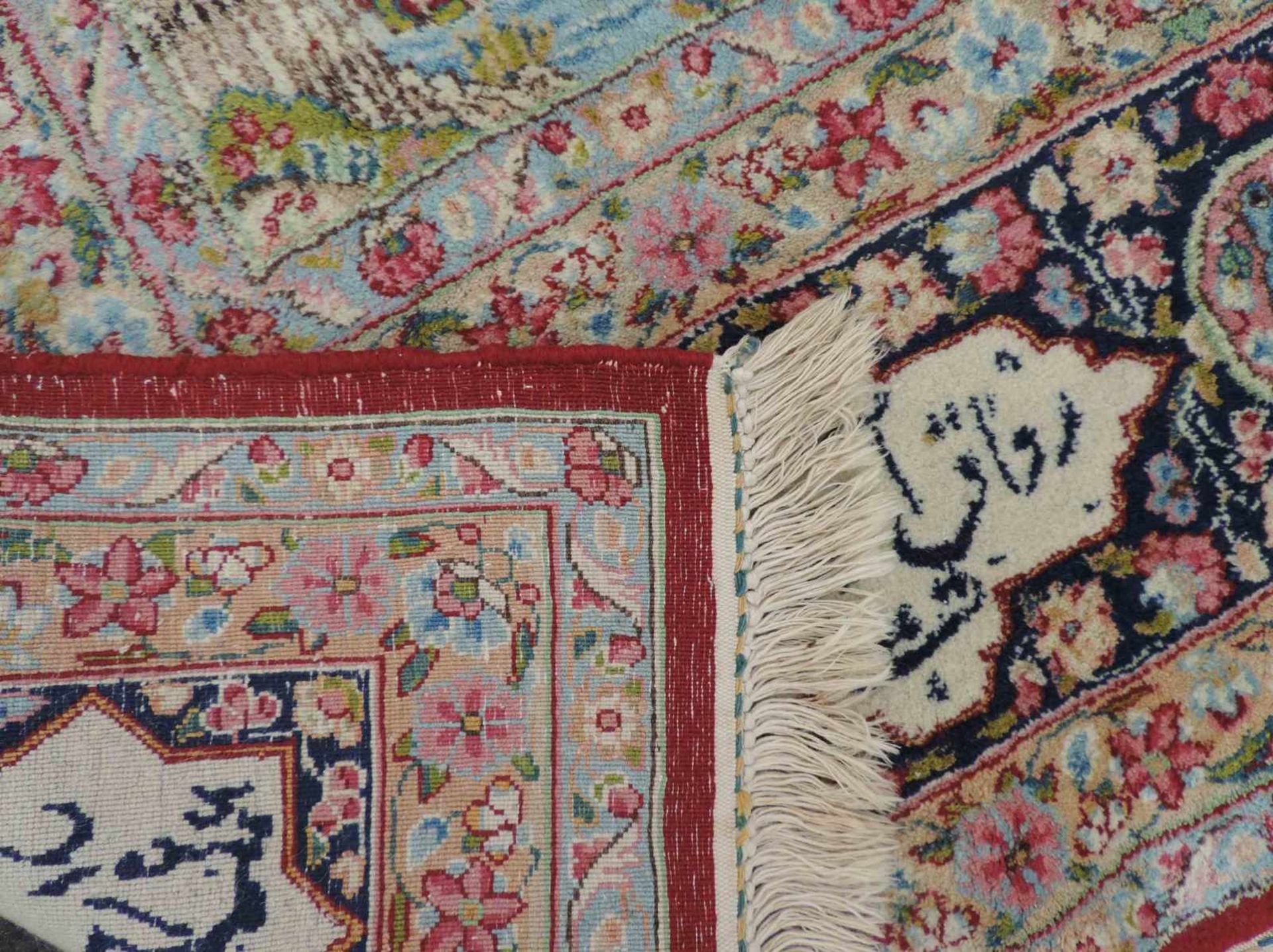 Kirman Garten - Teppich. Iran. Feine Knüpfung. Datiert 1390 (1972). 342 cm x 248 cm. Handgeknüpft. - Bild 7 aus 8
