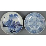 2 Porzellanteller, China. Durchmesser bis 28 cm. U. a. ein Teller mit Anriss. 2 porcelain plates,