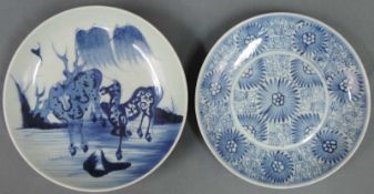 2 Porzellanteller, China. Durchmesser bis 28 cm. U. a. ein Teller mit Anriss. 2 porcelain plates,