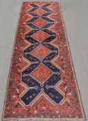 Lure Stammessteppich Iran, alt, um 1930. 339 cm x 115 cm. Handgeknüpft. Wolle auf Wolle. Lure tribal