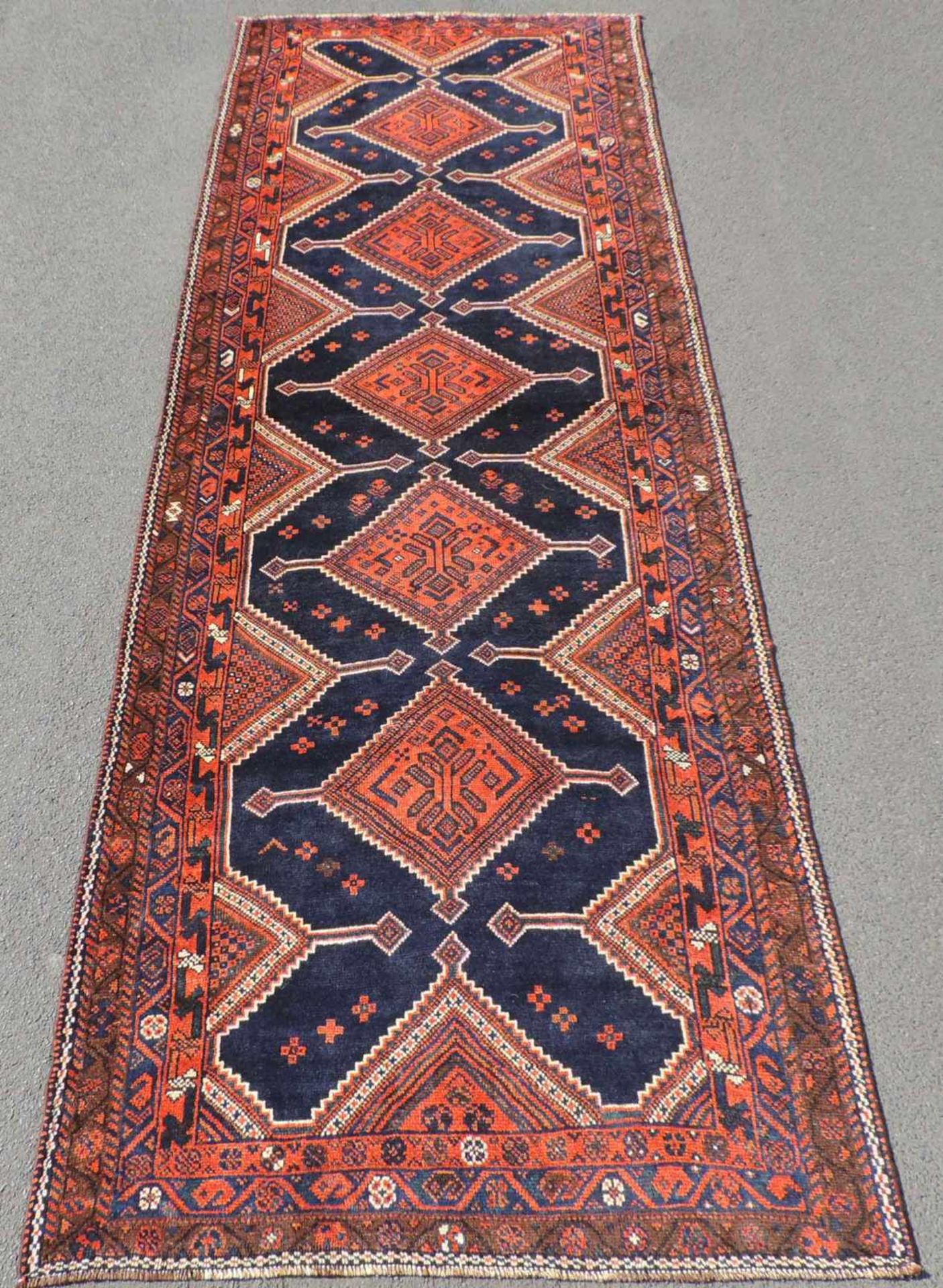 Lure Stammessteppich Iran, alt, um 1930. 339 cm x 115 cm. Handgeknüpft. Wolle auf Wolle. Lure tribal