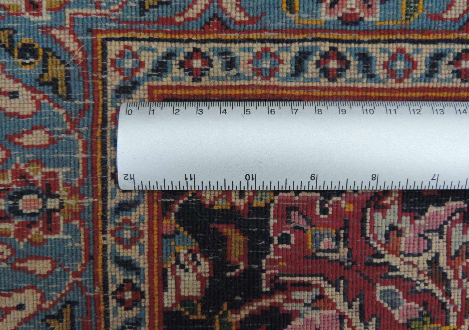 Keschan, Meisterteppich. Signiert. Korkwolle mit Seide. Sehr feine Knüpfung. Iran. 348 cm x 243 - Bild 8 aus 9