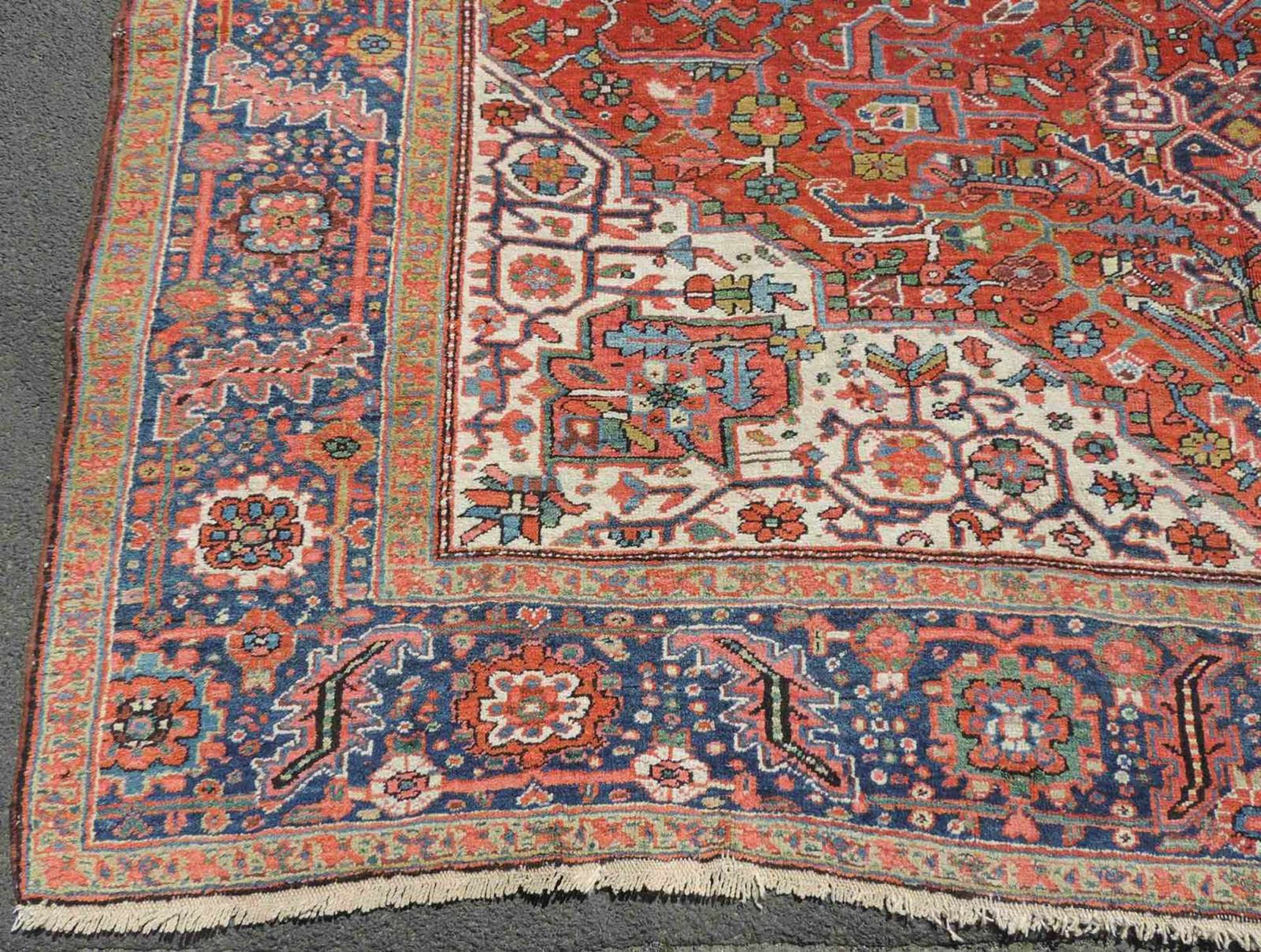 Heriz, Dorfteppich. Iran. Alt, um 1925. 347 cm x 276 cm. Handgeknüpft in Persien. Wolle auf - Bild 2 aus 7