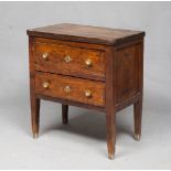 SMALL COMMODE IN WALNUT, CENTRAL ITALY EARLY 19TH CENTURY