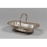 BASKET IN SILVER, HALLMARK LONDON 1902

entirely pierced with foliate motif. 

Silversmith