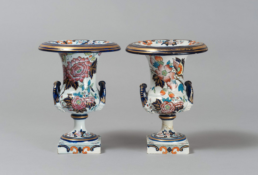 PAIR OF VASES IN CERAMIC, ENGLAND EARLY 20TH CENTURY

in cobalt, gold and polychrome, floral