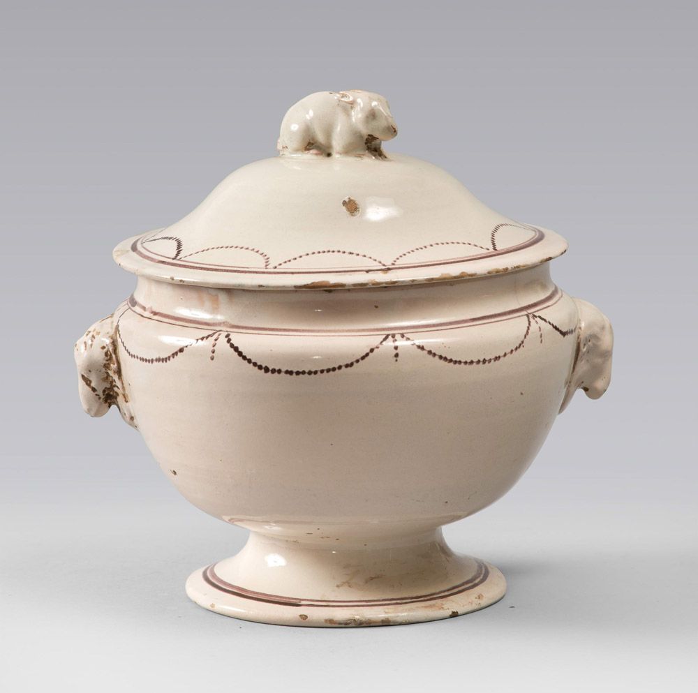 SMALL TUREEN IN CERAMIC, PROBABLY NAPLES, EARLY 19TH CENTURY

cream coloured glazing, motif of pearl