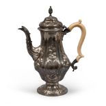 FINE TEAPOT IN SILVER, HALLMARK LONDON 1829

entirely embossed with flowers and leaves, ivory