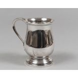 TANKARD IN SILVER, HALLMARK BIRMINGHAM 1933

Title 925/1000.

Size cm. 13 x 14 x 10, weight gr.