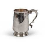 TANKARD IN SILVER, HALLMARK LONDON 1800

Silversmith Solomon Hougham.

Title 925/1000.

Size cm.