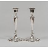 PAIR OF CANDELIERI, HALLMARK LONDON 1921

Silversmith Hawksworth, Eyre & Co Ltd.

Title 925/1000.