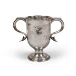 TANKARD IN SILVER, HALLMARK LONDON 1795

Title 925/1000.

Size cm. 14 x 18 x 10, weight gr. 345.