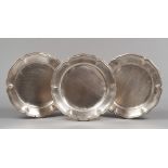 THREE PLATES IN SILVER, 20TH CENTURY

Silversmith L. Tosato, Roma. 

Title 800/1000.

Diameter cm.