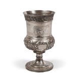 CUP IN SILVER, HALLMARK LONDON 1820

embossed with leaves and grape vines. 

Silversmith William