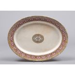 SERVING DISH IN EARTHENWARE, ENGLAND, PERIODO VITTORIANO

white glazing, with floral pattern in