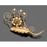 FINE BROOCH

in yellow gold 18 kt., blossom shaped with central tormaline cabochon and surrounding