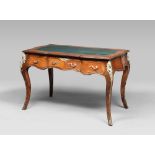 DESK IN ROSEWOOD, EARLY 20TH CENTURY

Louis XV style, with surface in green leather. Front with