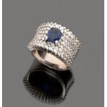 RING

in white gold 18 kt., band with central sapphire and pavè of diamonds.

Sapphire ct. 1.00 ca.,