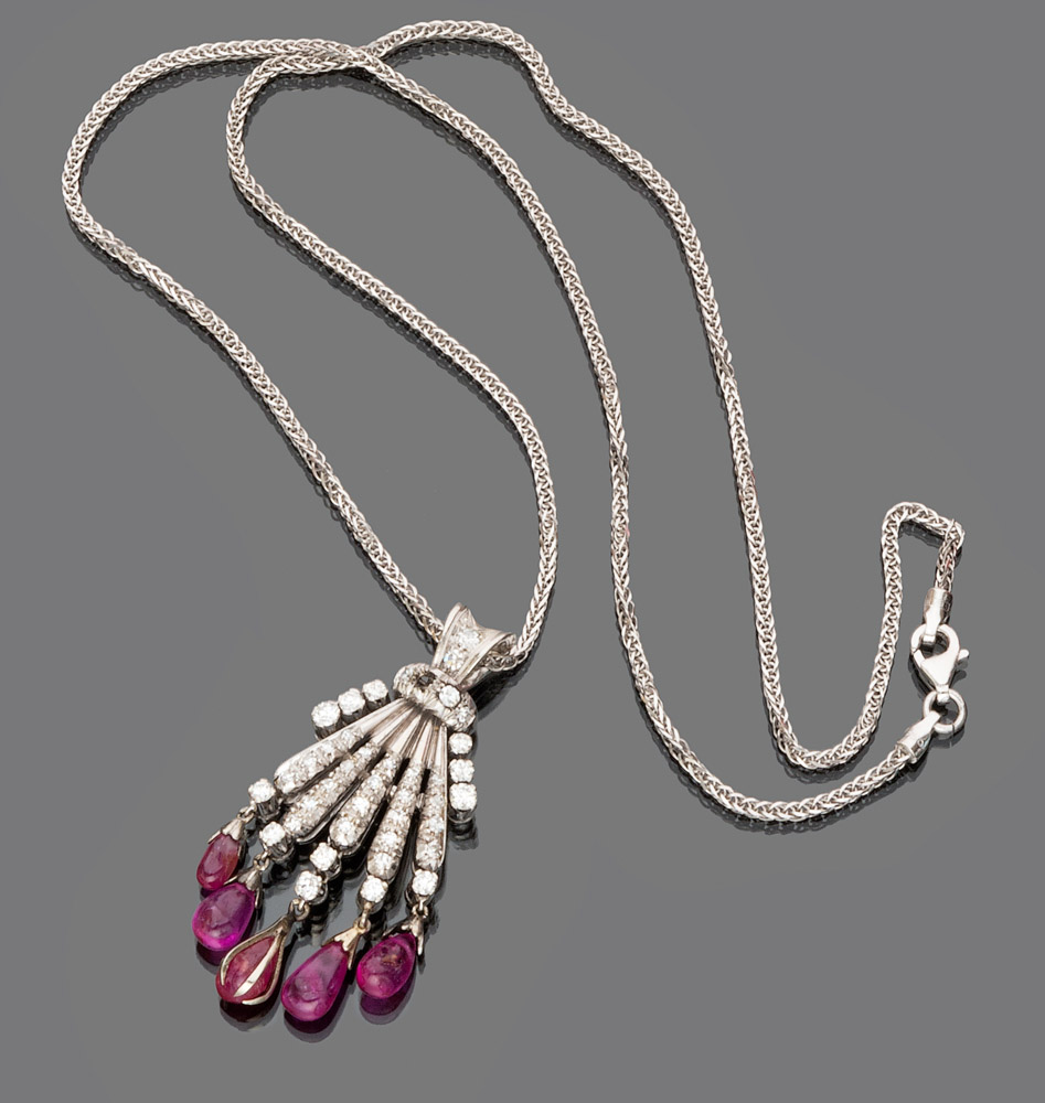 FINE COLLAR NECKLACE

in white gold 18 kt., with pendant in fan shape studded with diamonds and ruby