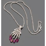 FINE COLLAR NECKLACE

in white gold 18 kt., with pendant in fan shape studded with diamonds and ruby