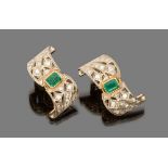 PAIR OF EARRINGS

in yellow gold and white gold 18 kt., ribbon shape with central emerald and