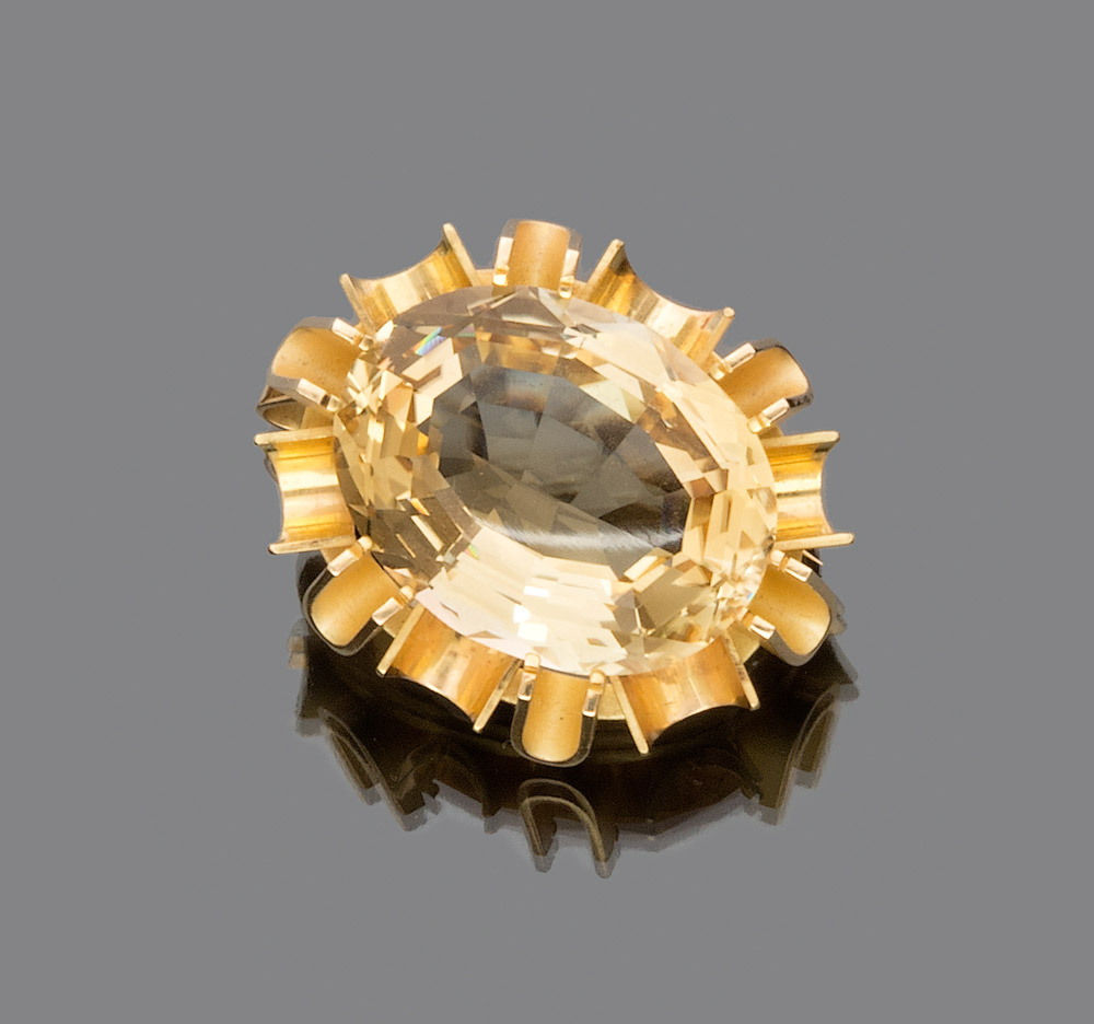 BROOCH

in yellow gold 18 kt., oval shape with set topaz. 

Size cm. 4 x 3,5, overall weight gr.