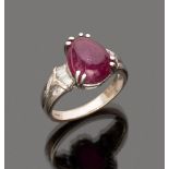 RING

in white gold 18 kt., band with central ruby and lateral diamonds.

Ruby ct. 8.50 ca.,