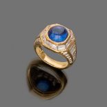 FINE RING

in yellow gold 18 kt., with cabochon cut central sapphire and surround of baguette cut