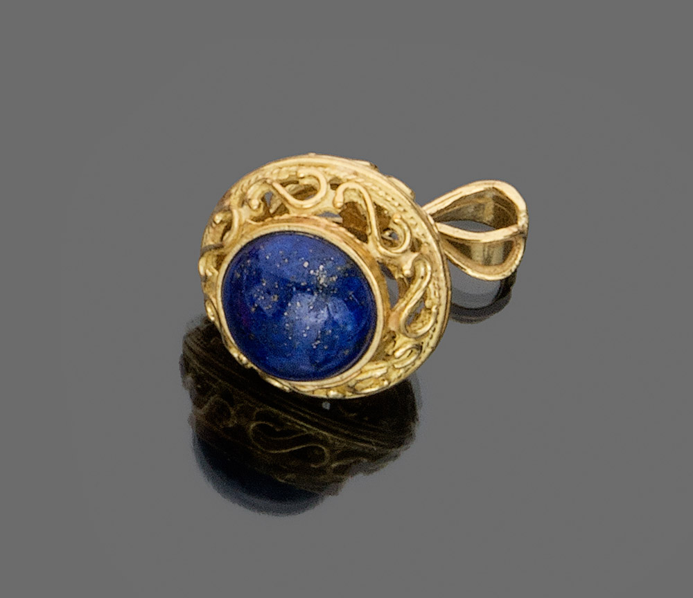 PENDANT

in yellow gold 18 kt., pierced with central lapis lazuli. 

Size cm. 3,8 x 2, overall