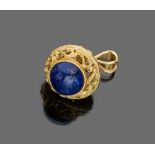 PENDANT

in yellow gold 18 kt., pierced with central lapis lazuli. 

Size cm. 3,8 x 2, overall