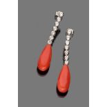 PAIR OF EARRINGS

in white gold 18 kt., with set diamonds and drop shape pendants in coral. 

Length