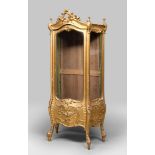 CABINET IN GILTWOOD, 19TH CENTURY

with carved elements. One door on front, sides also with glass.