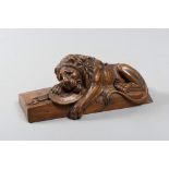 SCULPTURE IN WALNUT, 19TH CENTURY

depicting an allegory of a sitting lion.  

Size cm. 15 x 12 x