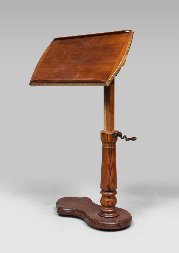 READING TABLE IN PIK-PAN, LATE 19TH CENTURY

mobile surface and legs with lengthening handle. 

Size