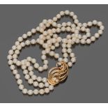 FINE COLLAR NECKLACE

three strings of pearls, with clasp in yellow gold 18 kt., florall shape