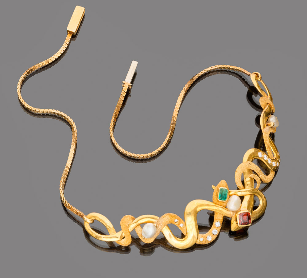 SEMIRIGID COLLAR NECKLACE 

in yellow gold 18 kt., central figure of serpent with emerald, pearls,