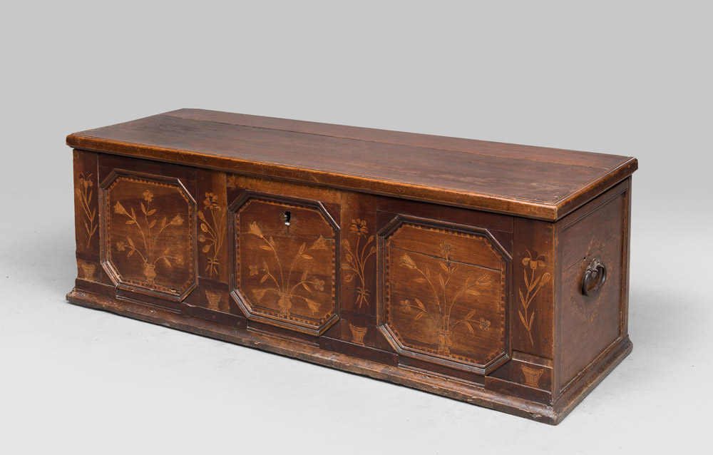 CHEST IN WALNUT, HIGH VENETO LATE 18TH CENTURY

trefoil front inlaid in floral and foliate design,