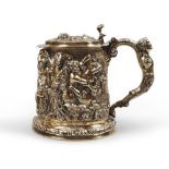 FINE TANKARD IN GILT SILVER, HALLMARK LONDON 1660 ca.

Entirely illustrated in bas relief