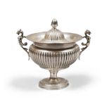 SUGAR BOWL IN SILVER, ITALY 1934/1944

handles with figures of dragons. 

Size cm. 11,5 x 12, weight